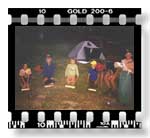 Ka�d� nov� t�born�k musel po�as sl�vnostn�ho t�borov�ho krstu k�a�a� na ostrom polienku.