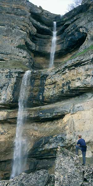 Vodop&aacute;d nad dedinou Laza